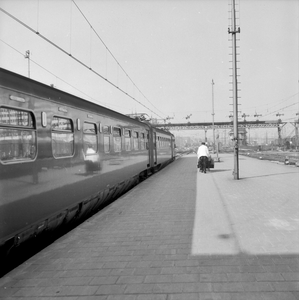 846694 Afbeelding van een kruier op een perron van het N.S.-station Amsterdam C.S. te Amsterdam.